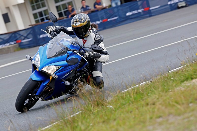 2016SuzukiGSX-S1000F-3